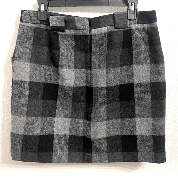 Liz Claiborne Plaid Mini Skirt Size 8 Black Gray Front Patch Pockets Lined Short - Picture 2 of 7